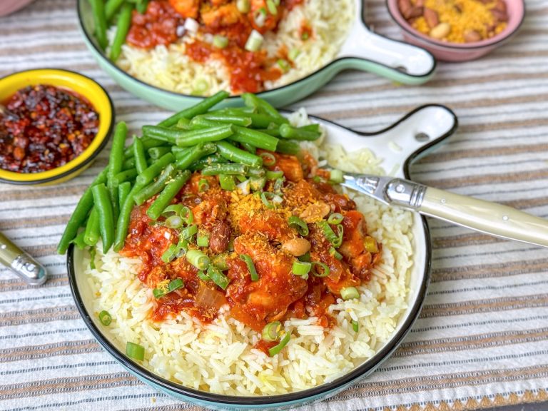 pittige kipstoof met crispy chili olie, recept uit weekmenu 29-2025 van Familie over de Kook