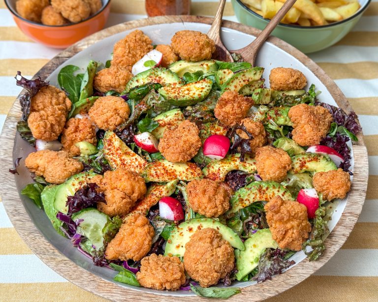 salade met kipnuggets, zomerse salade met frisse dressing en knapperige groenten