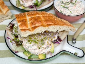 Turks brood met zalm, avocado en romige zalmsalade, perfect als lunch of zomerse avondmaaltijd