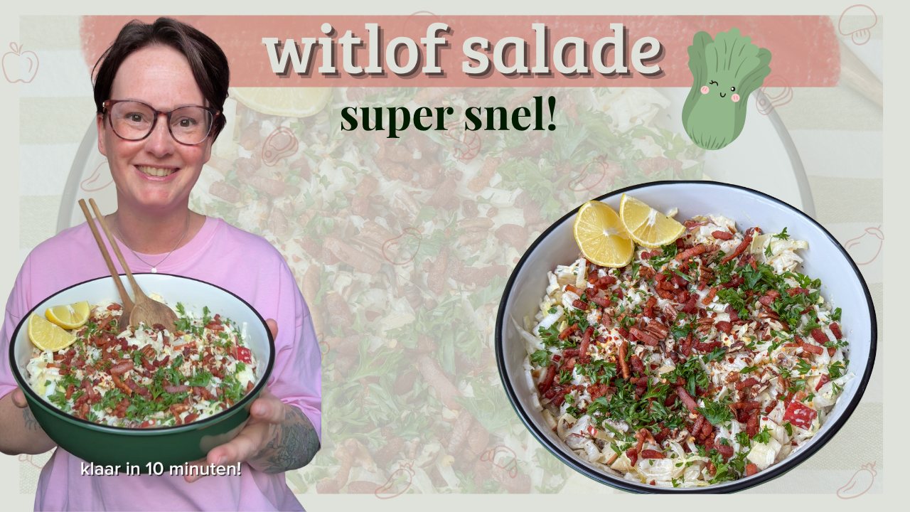 Witlof salade recept. Marie Louise houdt schaal witlofsalade vast met spekjes, appel, citroen en verse kruiden, klaar in 10 minuten en vrolijke uitstraling