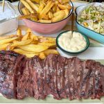 flat iron steak van de bbq met friet en frisse venkelsalade