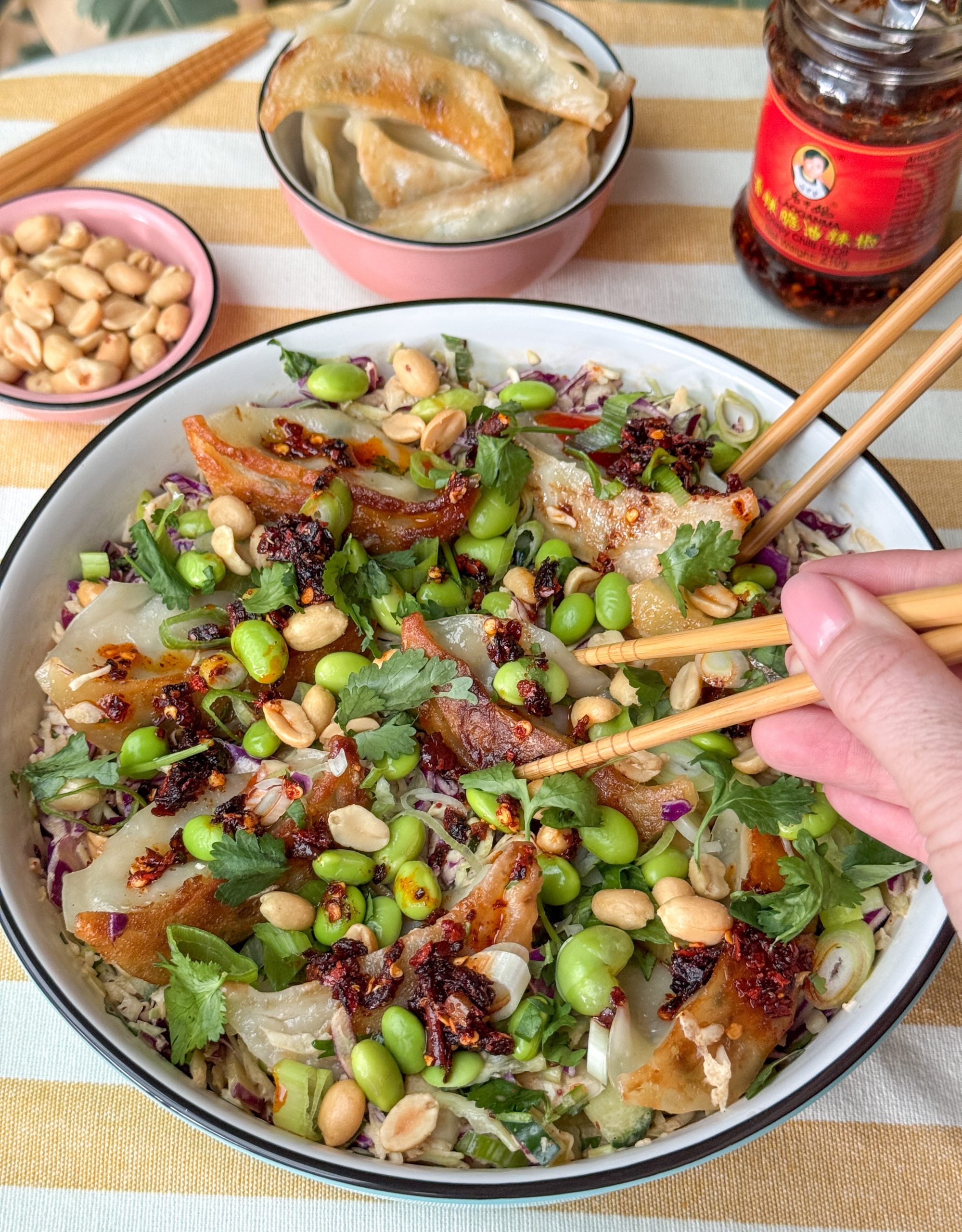 gyoza salade close up - knapperige salade met edamame, koolmix, pinda's en romige pittige dressing