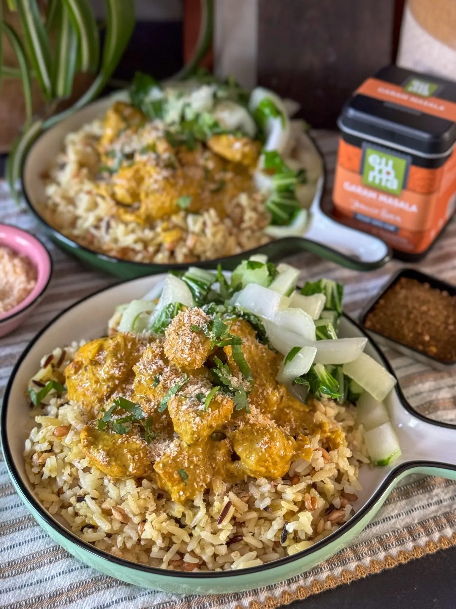 weekmenu 34 - recept kip in currysaus met rijst, geserveerd op witbord met paksoi