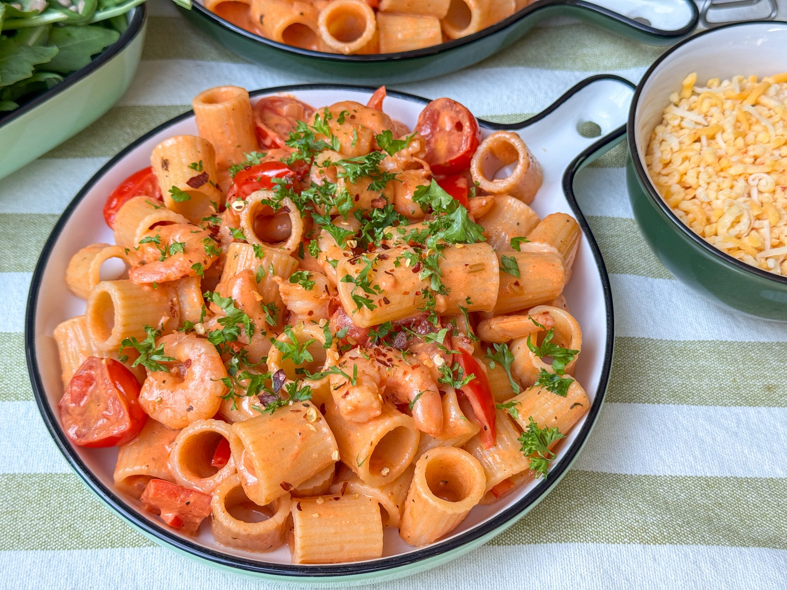pasta garnalen - romige tomatensaus met cajunkruiden en garnalen op rond bord