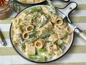 pasta met groene asperges, citroen en dille op rond bord