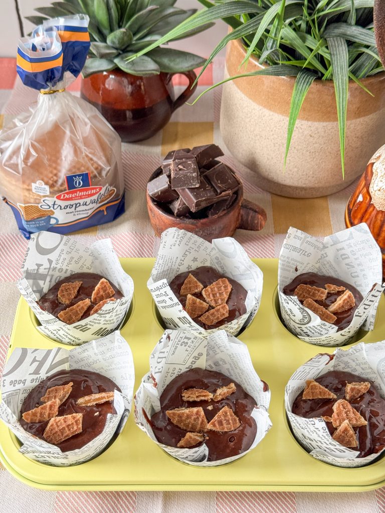 beslag met stroopwafelstukjes bovenop in bakvorm