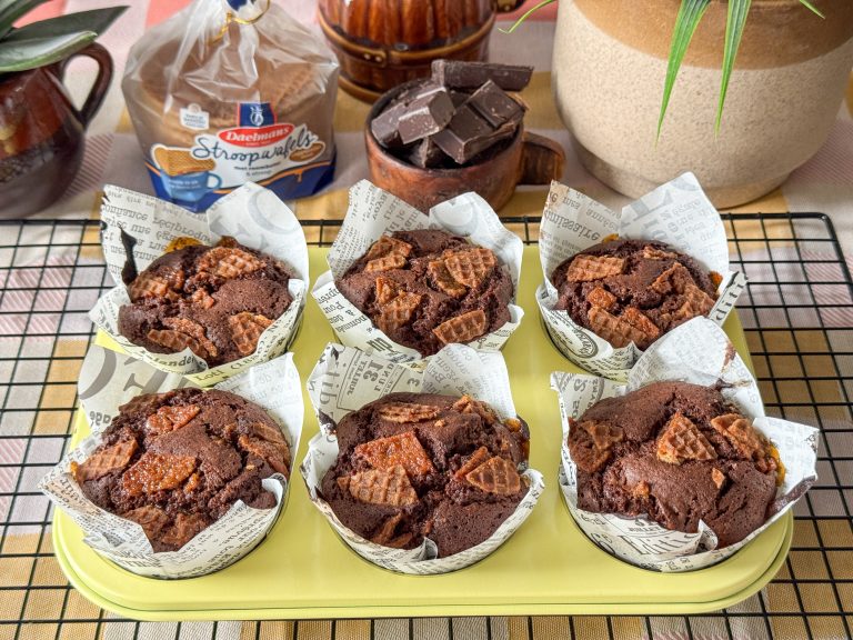 recept voor chocolade muffins met stroopwafel versgebakken op rooster