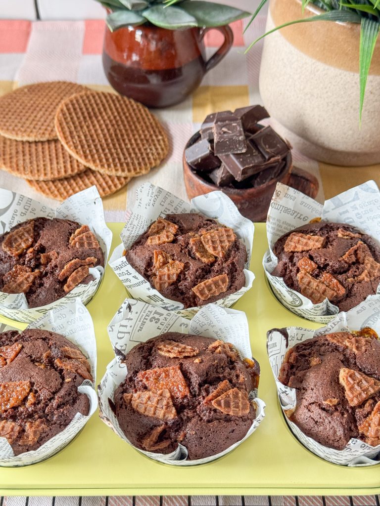 versgebakken chocolade muffins met stroopwafelstukjes