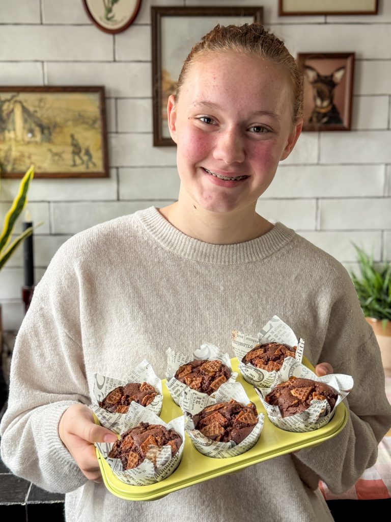 muffins met stroopwafelstukjes amaranthe houdt bakvorm vast