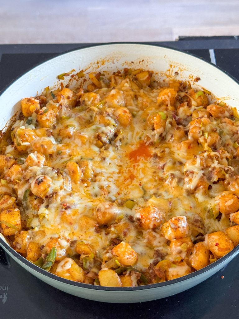 eenpansmaaltijd met krieltjes en gehakt met gesmolten kaas