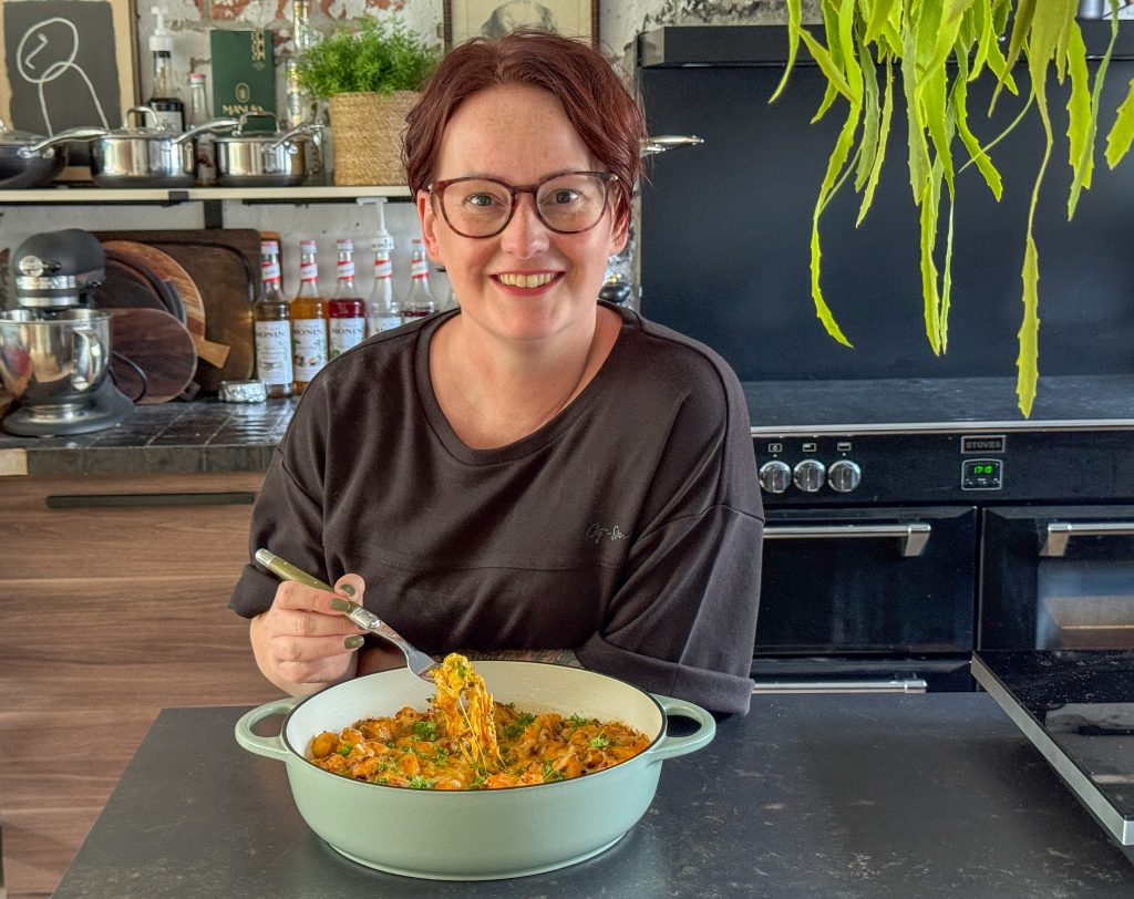 eenpansmaaltijd met krieltjes en gehakt recept in de pan terwijl er een hapje wordt genomen