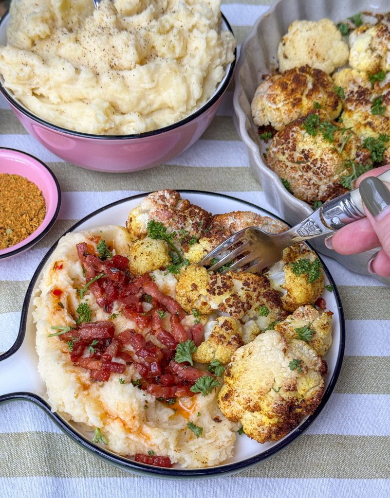 geroosterde bloemkool uit de oven met vadouvan geserveerd met puree en spekjes