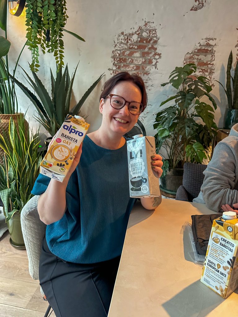 Thuis bij Familie over de kook week 39 - Marie Louise haar verjaardag en krijgt verschillende havermelk soorten