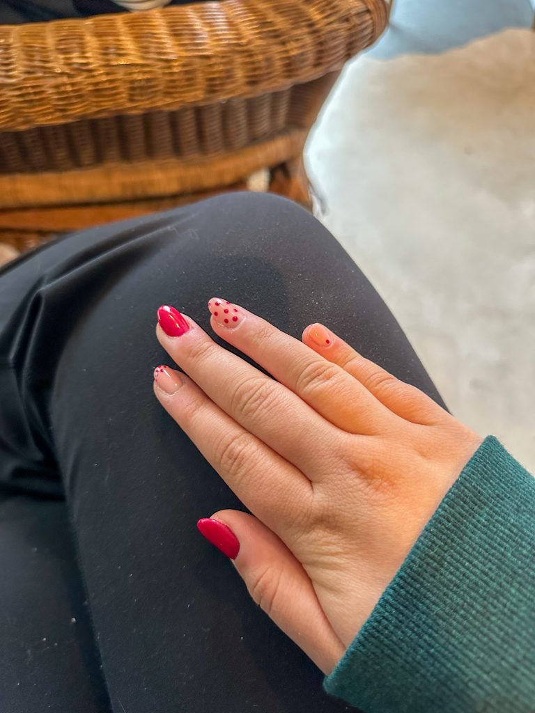 Thuis bij Familie over de kook week 39 - Beaudine laat haar nieuwe rood met stipjes nagels zien