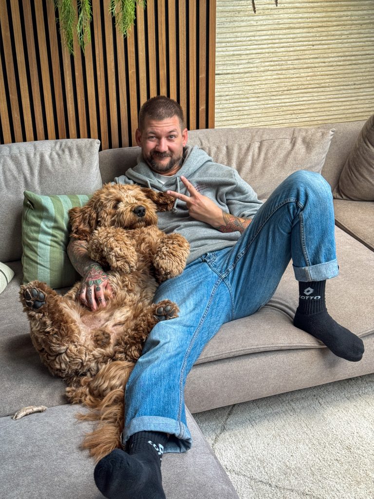 Thuis bij Familie over de kook week 39 - Jan Willem relaxt op de bank met Teun