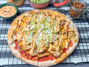 Pizza kip kebab met bang bang saus