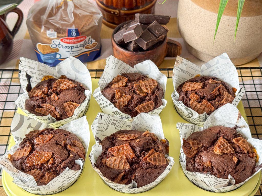 recept voor chocolade muffins met stroopwafel - close-up van versgebakken muffins