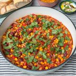 vegetarische chili con carne in pan met bonen, mais en koriander, homepage foto