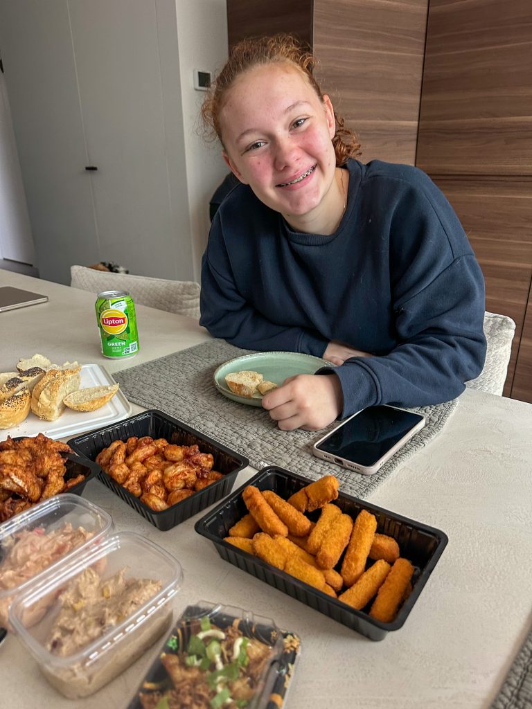 Thuis bij Familie over de kook week 39 - Amaranthe geniet van een lunch met vis, broodjes en snacks