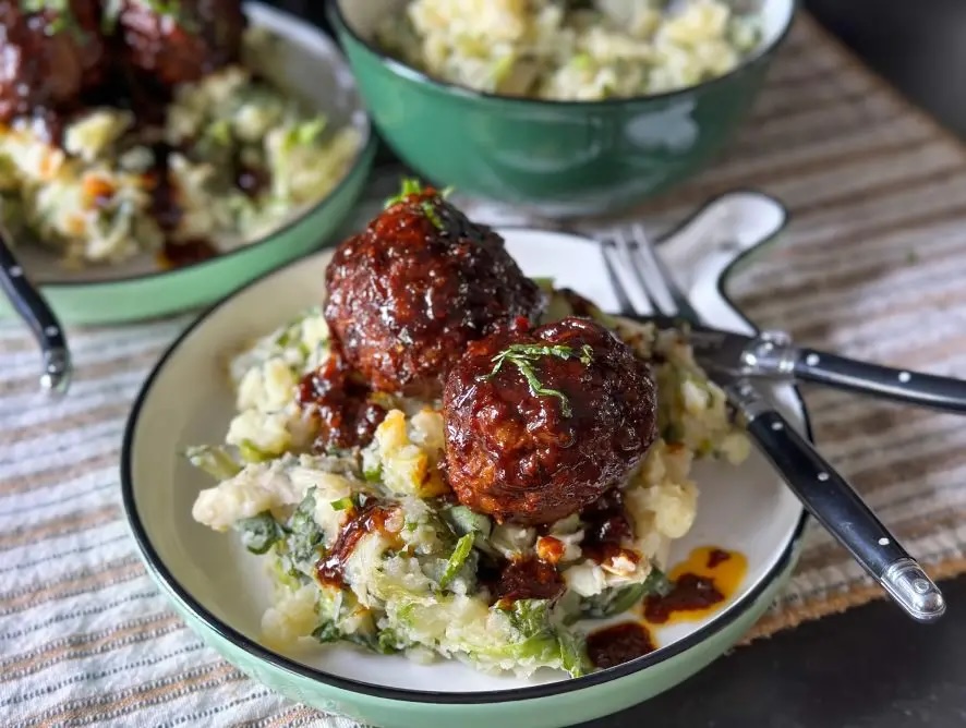 Recept uit weekmenu 41: andijviestamppot met gehaktballetjes in ketjapsaus