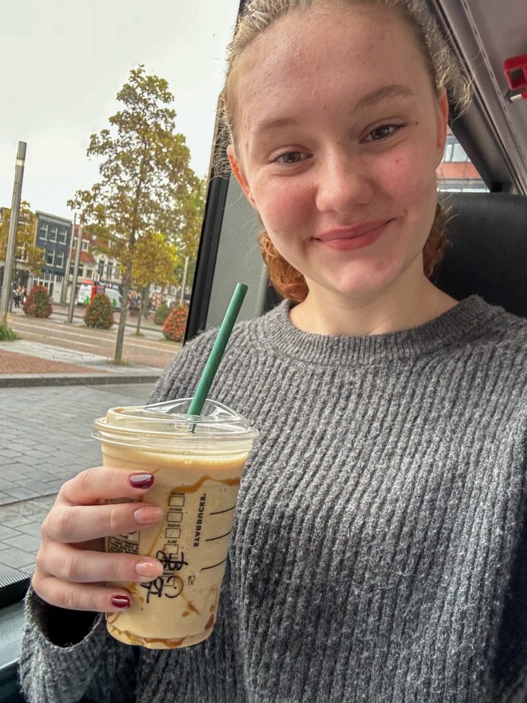 amaranthe met ijskoffie in de bus