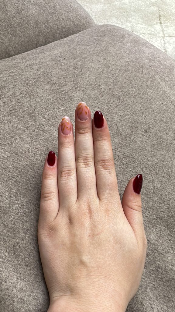 close up van een gelakte hand