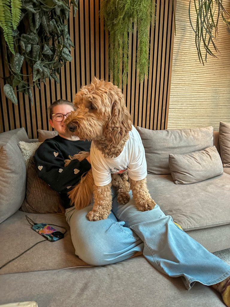 teun zit op schoot bij beaudine