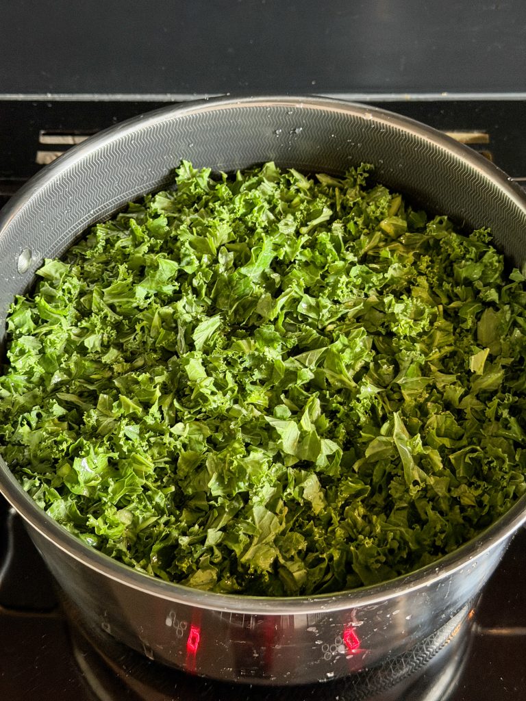 verse boerenkool in een grote pan, klaar om te koken voor een Hollandse stamppot