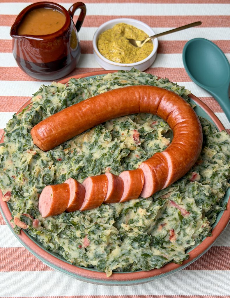 boerenkoolstamppot met rookworst en gebakken spekjes in schaal