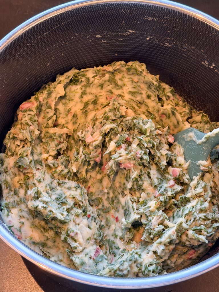 romige stamppot met boerenkool en spekjes in grote kookpan.