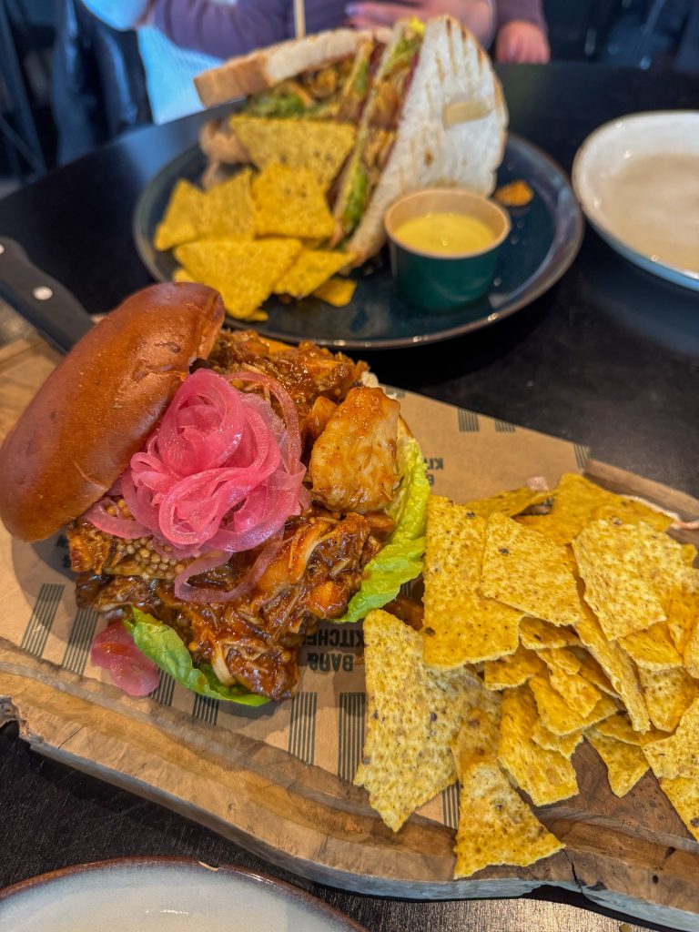 broodje pulled chicken met nacho's