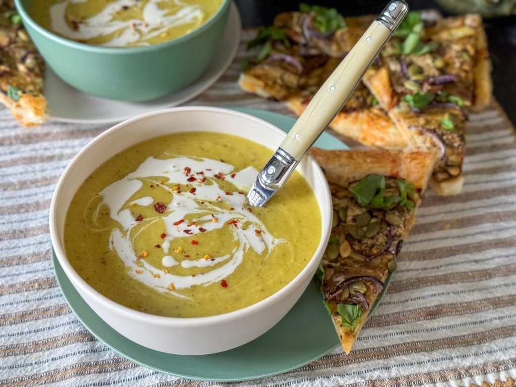 Makkelijke herfstsoepen, pastinaaksoep met prei en aardappel in een kom op tafel