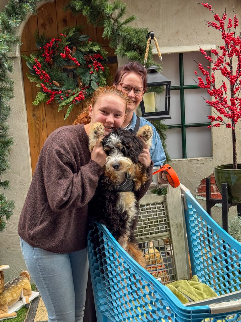 marie louise en amaranthe met hun hond tijdens winkelmoment
