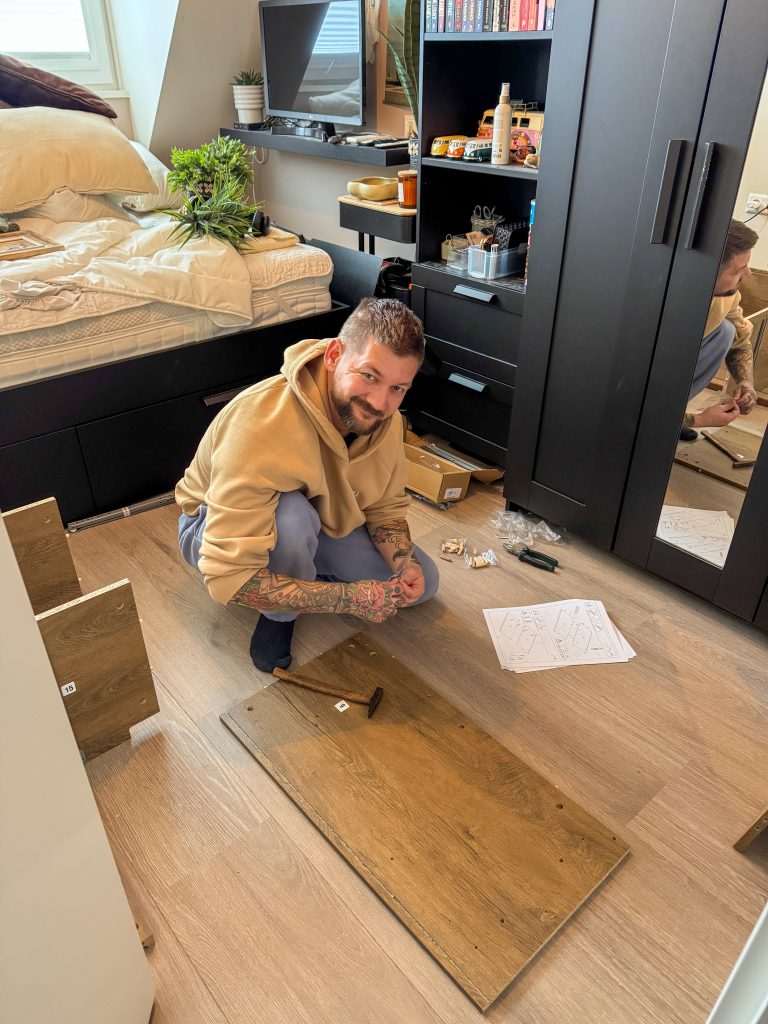 Jan Willem werkt aan montage van een kast