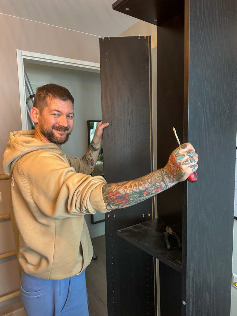 Jan Willem schroeft een kast uit elkaar