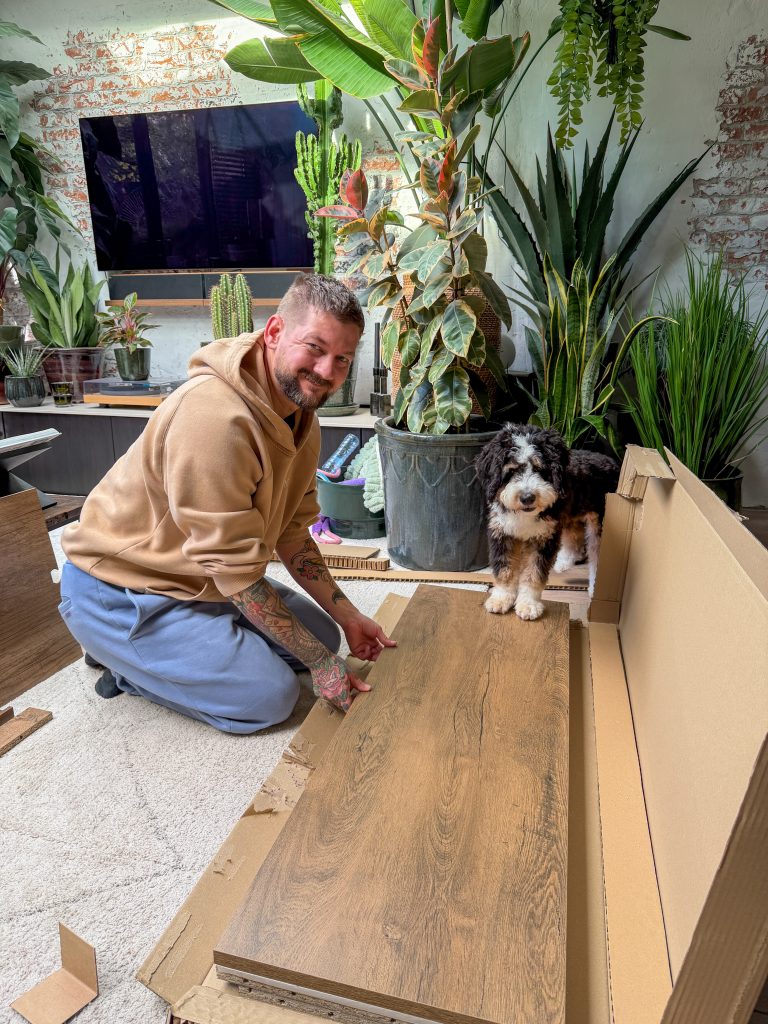 Jan Willem en Legend openen samen een doos