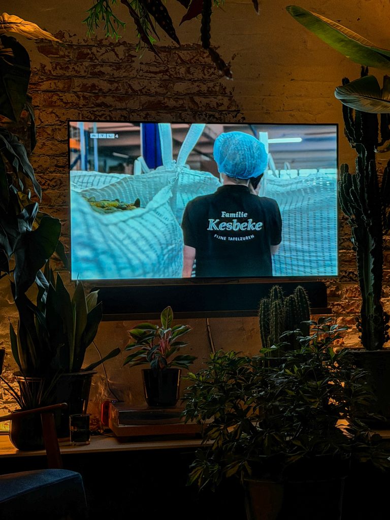 tv moment in de woonkamer met kesbeke