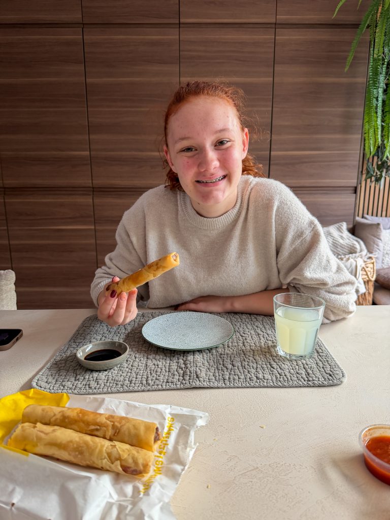Amaranthe eet loempia's aan de tafel