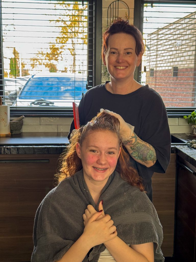 Marie Louise verft het haar van Amaranthe in de keuken