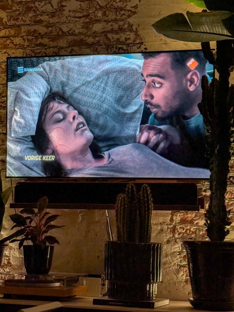 Tv avond met een serie op de tv