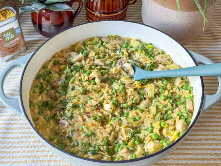 Orzo eenpansmaaltijd met kip en prei, romige orzo in pan