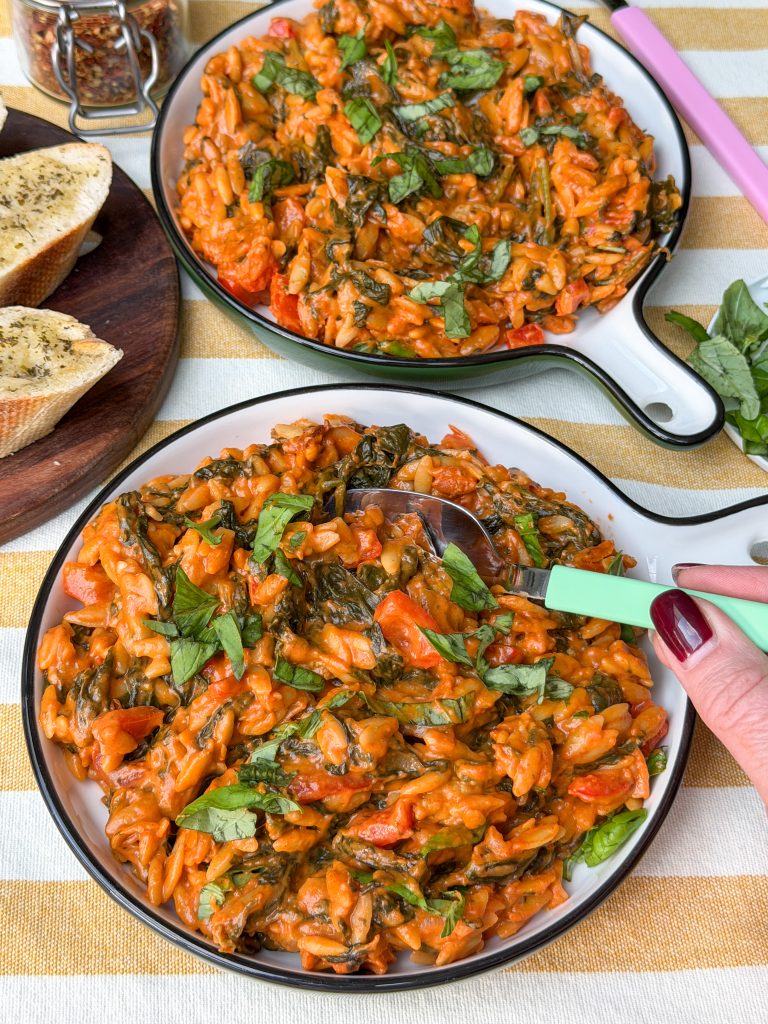 Twee borden orzo met verse basilicum