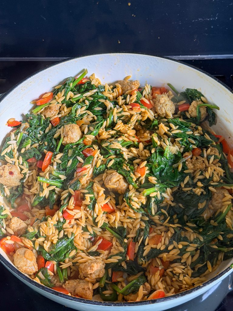 orzo mengen met groenten en worst