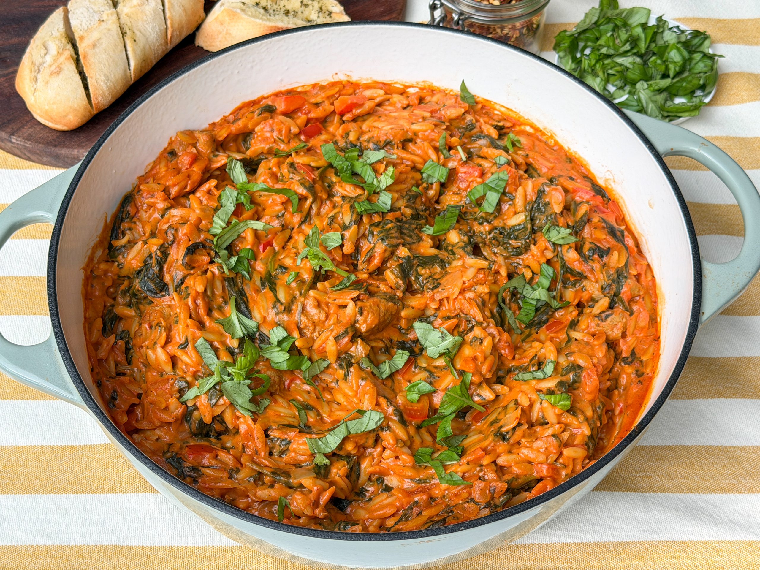Orzo in romige tomatensaus recept in pan met basilicum