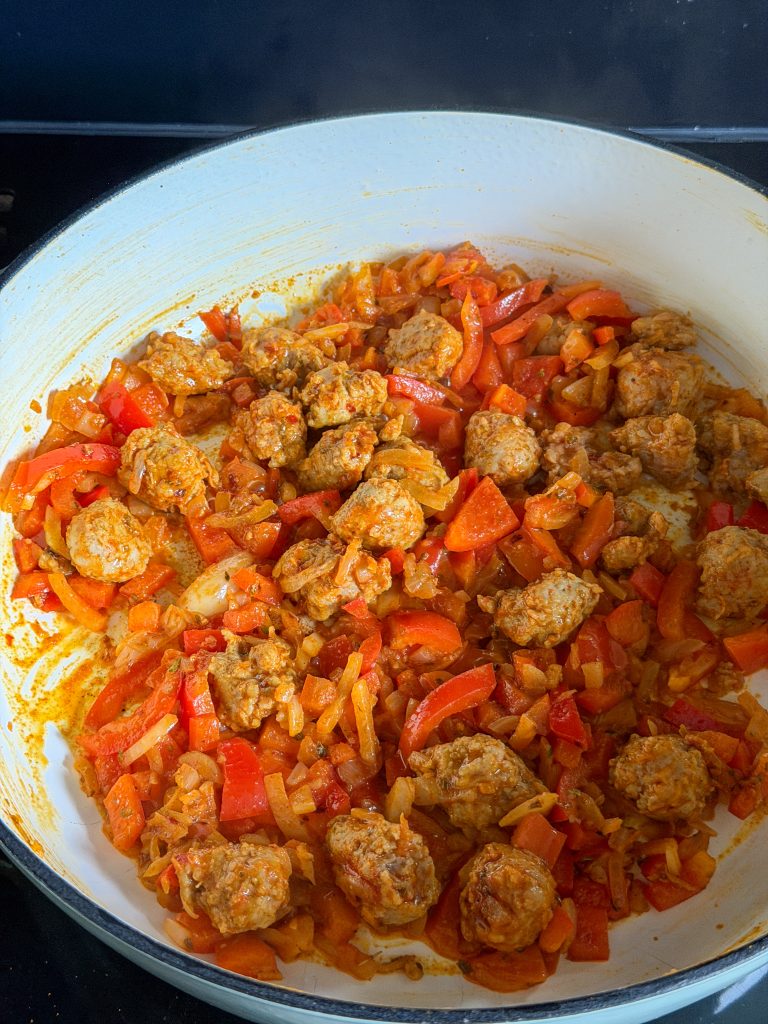 Verse worst en paprika bakken voor orzo