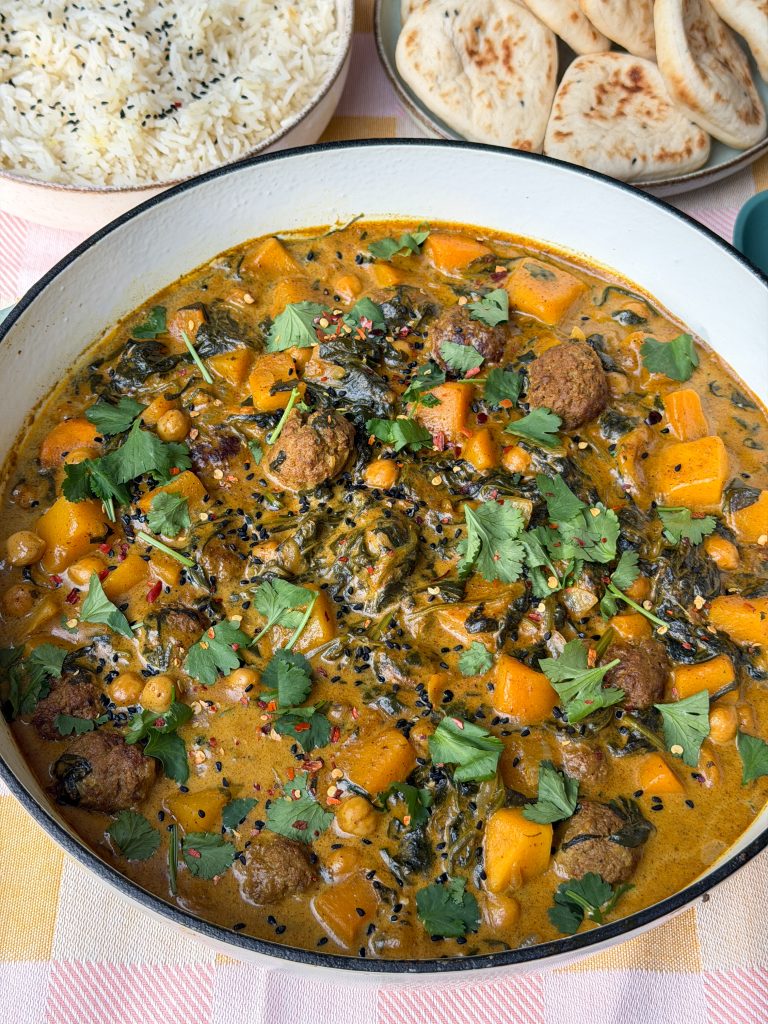 pompoencurry met spinazie en gehaktballetjes geserveerd met rijst en naan