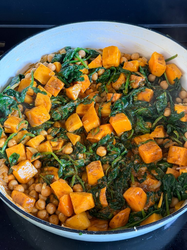 Pompoenblokjes en kikkererwten toevoegen aan de curry