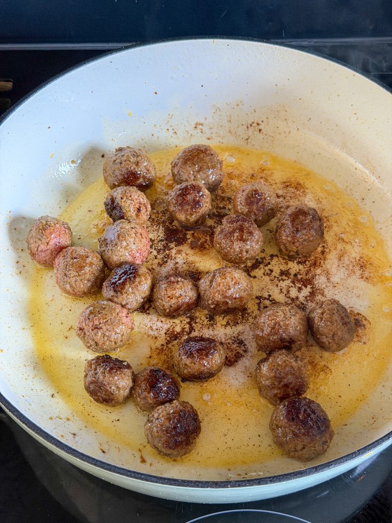Gehaktballetjes bakken in de pan voor de curry