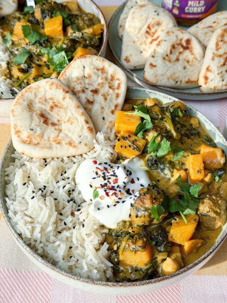 Romige pompoencurry met spinazie en gehaktballetjes geserveerd met naan en rijst