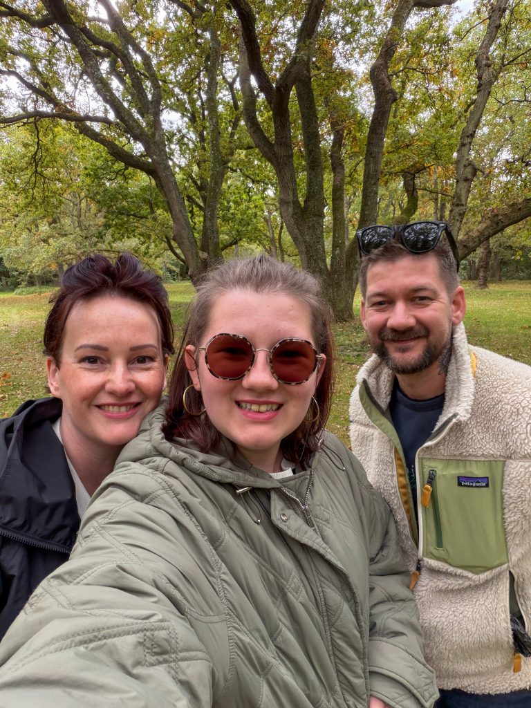 Selfie in het bos van Marie lLouise, Jan Willem en Beaudine - Thuis bij Familie over de Kook week 41